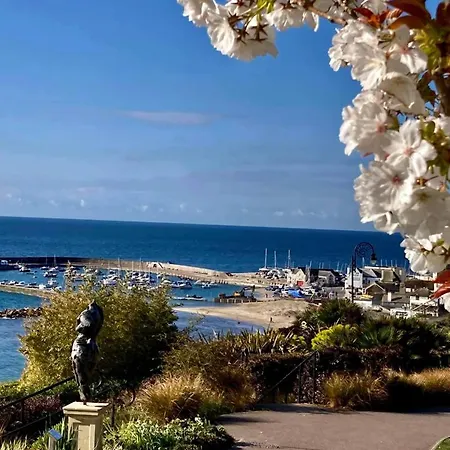 Fantastic Spacious House With Beautiful Panoramic Views Of The Bay Only A Few Minutes Walk From Beach Harbour And Restaurants This House Has 3 Bedrooms 3 Bathrooms And 2 Lovely Sitting Rooms Lyme Regis Exterior photo