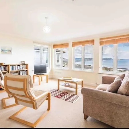 Fantastic Spacious House With Beautiful Panoramic Views Of The Bay Only A Few Minutes Walk From Beach Harbour And Restaurants This House Has 3 Bedrooms 3 Bathrooms And 2 Lovely Sitting Rooms Lyme Regis Exterior photo