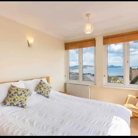 Fantastic Spacious House With Beautiful Panoramic Views Of The Bay Only A Few Minutes Walk From Beach Harbour And Restaurants This House Has 3 Bedrooms 3 Bathrooms And 2 Lovely Sitting Rooms Lyme Regis Exterior photo