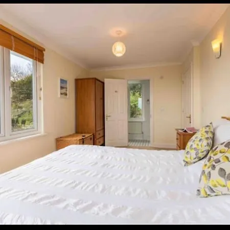 Fantastic Spacious House With Beautiful Panoramic Views Of The Bay Only A Few Minutes Walk From Beach Harbour And Restaurants This House Has 3 Bedrooms 3 Bathrooms And 2 Lovely Sitting Rooms Lyme Regis Exterior photo