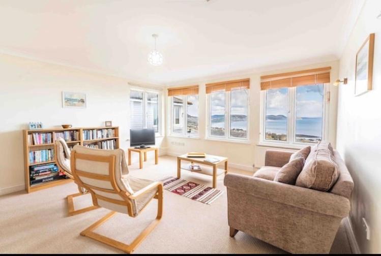 Fantastic Spacious House With Beautiful Panoramic Views Of The Bay Only A Few Minutes Walk From Harbour And Restaurants House Has 3 Bedrooms 3 Bathrooms And 2 Lovely Sitting * Lyme Regis