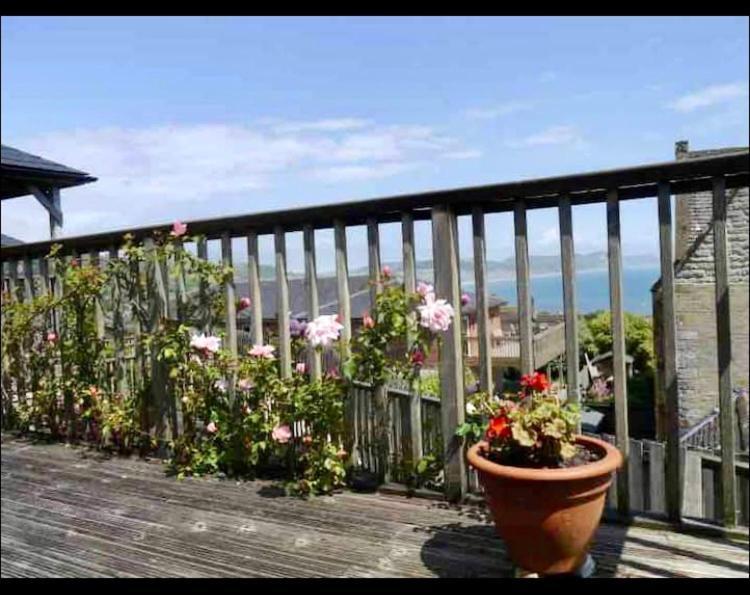 Fantastic Spacious House With Beautiful Panoramic Views Of The Bay Only A Few Minutes Walk From Harbour And Restaurants House Has 3 Bedrooms 3 Bathrooms And 2 Lovely Sitting Lyme Regis