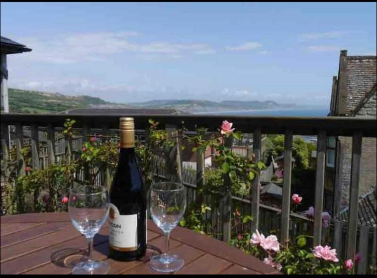 Fantastic Spacious House With Beautiful Panoramic Views Of The Bay Only A Few Minutes Walk From Harbour And Restaurants House Has 3 Bedrooms 3 Bathrooms And 2 Lovely Sitting Casa vacanze *
